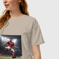 Футболка оверсайз женская Футболист пинающий мяч, цвет: миндальный — фото 2