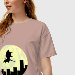 Футболка оверсайз женская Дракон, летящий над городом, цвет: пыльно-розовый — фото 2