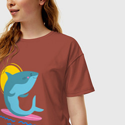 Футболка оверсайз женская Акула серфит, цвет: кирпичный — фото 2