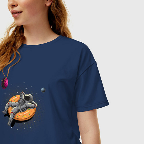 Женская футболка оверсайз Космонавт на пончике / Тёмно-синий – фото 3