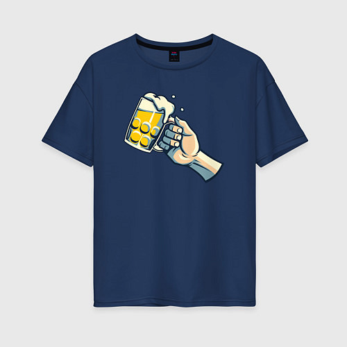 Женская футболка оверсайз Кружка пива в руке / Тёмно-синий – фото 1