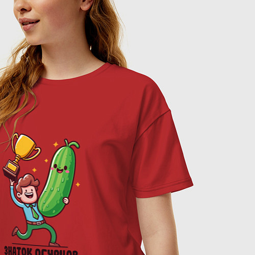 Женская футболка оверсайз Смешной парень дачник с трофеем и большим огурцом / Красный – фото 3