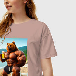 Футболка оверсайз женская Медведь бодибилдер с кружкой пива на пляже - нейро, цвет: пыльно-розовый — фото 2