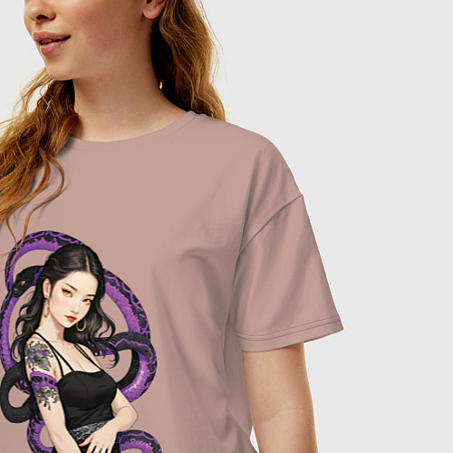 Женская футболка оверсайз Девушка в чёрном платье и змея / Пыльно-розовый – фото 3