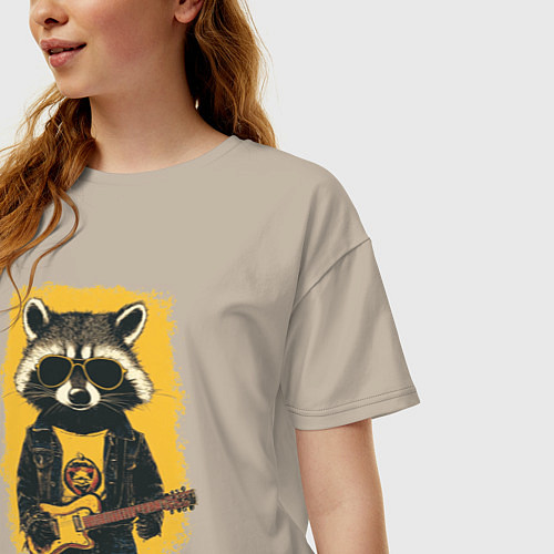 Женская футболка оверсайз Енот рокер играет на гитаре / Миндальный – фото 3