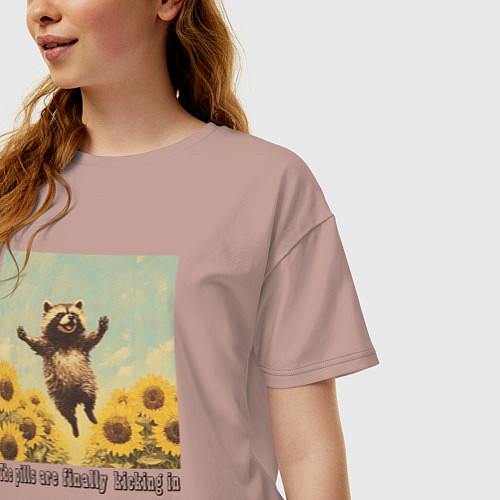 Женская футболка оверсайз Веселый енот в поле / Пыльно-розовый – фото 3