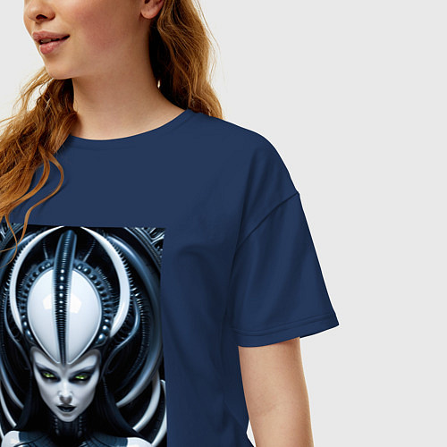 Женская футболка оверсайз Девушка инопланетянка в стиле Гигера / Тёмно-синий – фото 3