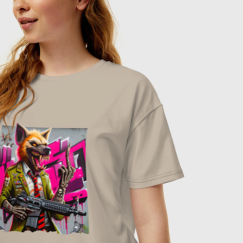 Женская футболка оверсайз Гиена с винтовкой показывает палец - мафия / Миндальный – фото 3
