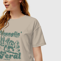 Футболка оверсайз женская Управляю дикими детьми - енот на динозавре, цвет: миндальный — фото 2