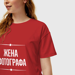 Футболка оверсайз женская Жена фотографа на темном, цвет: красный — фото 2
