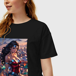 Футболка оверсайз женская Чудо-женщина на крыше с городским фоном в стиле ко, цвет: черный — фото 2