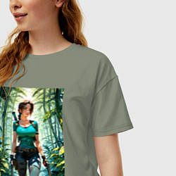 Футболка оверсайз женская Лара Крофт в джунглях с пистолетами, цвет: авокадо — фото 2