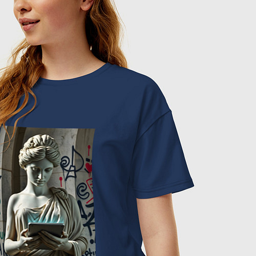 Женская футболка оверсайз Стрит арт и античность / Тёмно-синий – фото 3