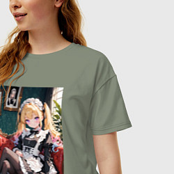 Футболка оверсайз женская Лоли-горничная сидит в кресле, цвет: авокадо — фото 2