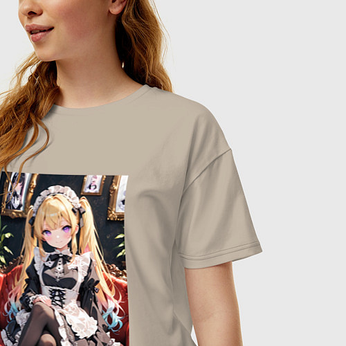 Женская футболка оверсайз Лоли-горничная сидит в кресле / Миндальный – фото 3