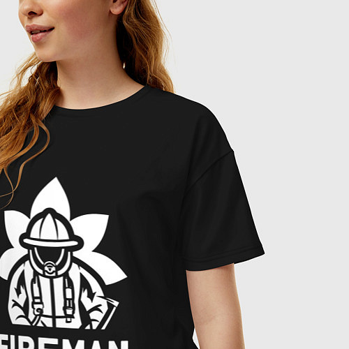 Женская футболка оверсайз Пожарный в защитном шлеме / Черный – фото 3