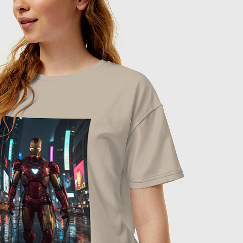 Женская футболка оверсайз Железный человек посреди ночного города / Миндальный – фото 3