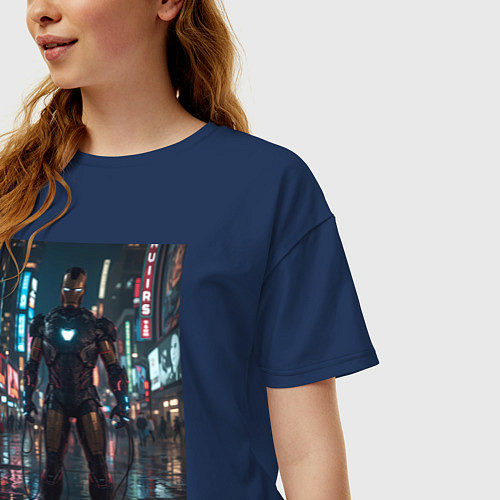 Женская футболка оверсайз Железный человек посреди ночного города / Тёмно-синий – фото 3