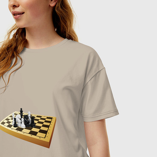 Женская футболка оверсайз Шахматные фигуры на деревянной доске / Миндальный – фото 3