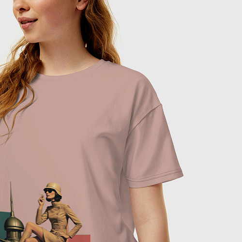 Женская футболка оверсайз Девушка на орудийной башне ретрофутуризм поп-арт 1 / Пыльно-розовый – фото 3