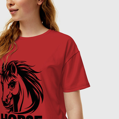 Женская футболка оверсайз Динамичный черный конь / Красный – фото 3