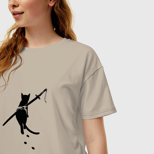 Женская футболка оверсайз Бродячий кот с мечом / Миндальный – фото 3