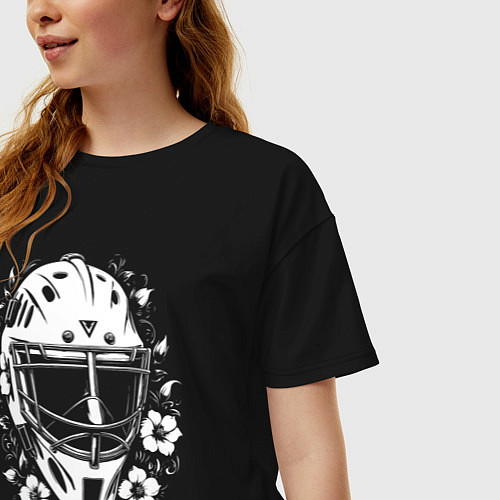 Женская футболка оверсайз Шлем-маска в цветочном обрамлении / Черный – фото 3