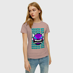 Футболка хлопковая женская GEOMETRY DASH ФИОЛЕТОВЫЙ ДЕМОН ГЕОМЕТРИЯ, цвет: пыльно-розовый — фото 2