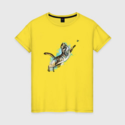 Женская футболка Котик играет с бабочкой