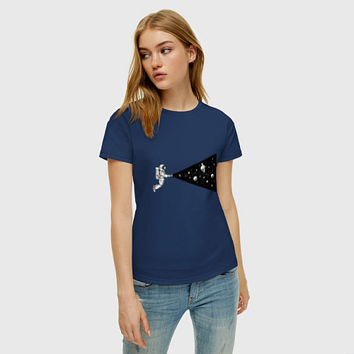Женская футболка Космонавт с фонариком / Тёмно-синий – фото 3