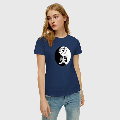Женская футболка Кунг-фу логотип на фоне знака ИНЬ-ЯНЬ / Тёмно-синий – фото 3