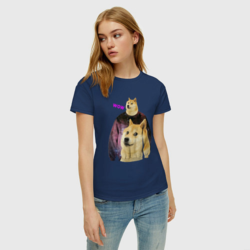 Женская футболка Пёсик Доге в свитере с пёсиком Доге / Тёмно-синий – фото 3