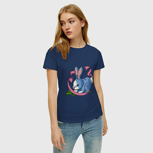 Женская футболка Заяц и розовая лента / Тёмно-синий – фото 3