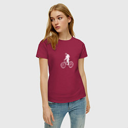 Футболка хлопковая женская По космосу на велосипеде, цвет: маджента — фото 2
