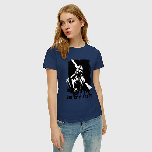 Женская футболка Девушка с ружьём на фоне города / Тёмно-синий – фото 3