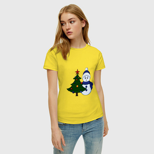 Женская футболка Снеговик и новогодняя елка / Желтый – фото 3