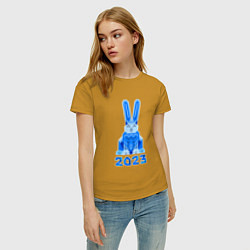 Футболка хлопковая женская Геометрический синий кролик 2023, цвет: горчичный — фото 2