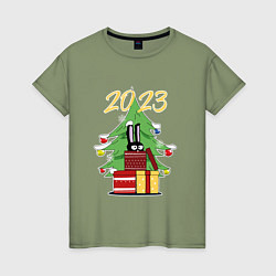 Женская футболка Новогодний заяц выглядывает из подарка