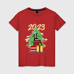 Женская футболка Новогодний заяц выглядывает из подарка
