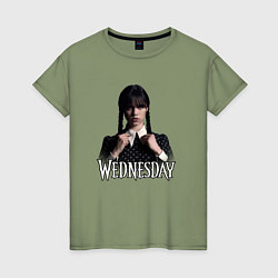 Женская футболка Wednesday поправляет воротник