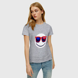 Футболка хлопковая женская Смайлик в очках с сердечками, цвет: меланж — фото 2