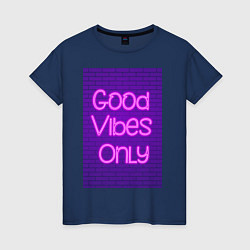 Футболка хлопковая женская Неоновая надпись good vibes only и кирпичная стена, цвет: тёмно-синий