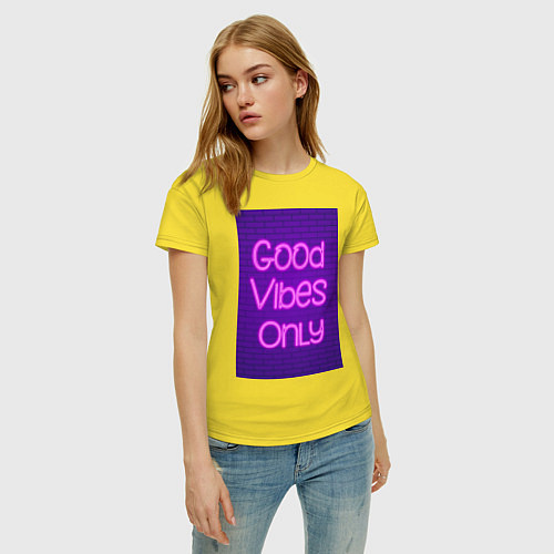 Женская футболка Неоновая надпись good vibes only и кирпичная стена / Желтый – фото 3