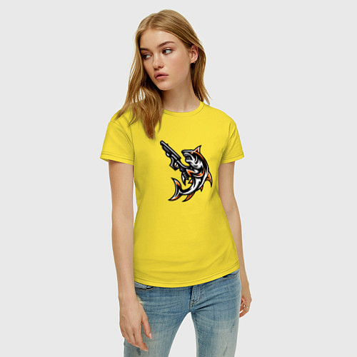 Женская футболка Акула с пистолетом / Желтый – фото 3