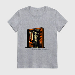 Женская футболка Скелет в шкафу