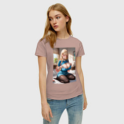 Футболка хлопковая женская Марин Китагава позирует на кровати, цвет: пыльно-розовый — фото 2