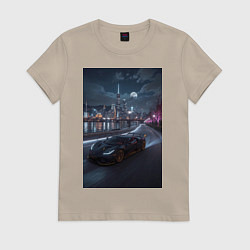 Футболка хлопковая женская Черный суперкар едет к мегаполису, цвет: миндальный