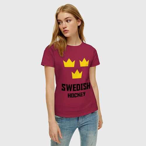 Женская футболка Swedish Hockey / Маджента – фото 3