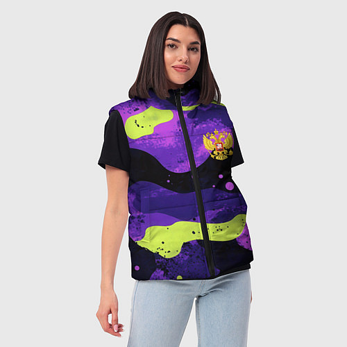 Женский жилет Черно-фиолетовый камуфляж и золотой герб РФ / 3D-Красный – фото 3