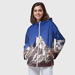 Ветровка с капюшоном женская Мачапучаре, священная гора - дом бога Шивы, закрыт, цвет: 3D-белый — фото 2